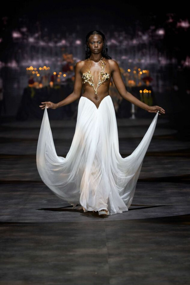 קולקציה בהשראת הרגע שבו האור והחושך נושקים זה לזה (צילום: עמרי רוזנגרט) 