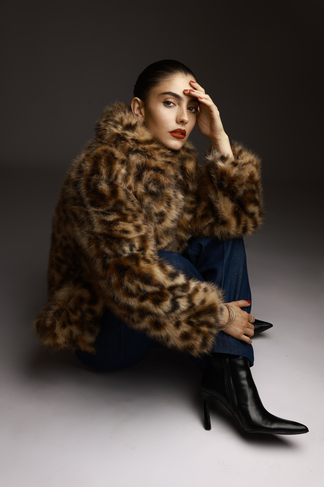 מעיל: Zagid and Voltaie Israel | ג'ינס ומגפיים: זארה (צילום: טל עבודי)