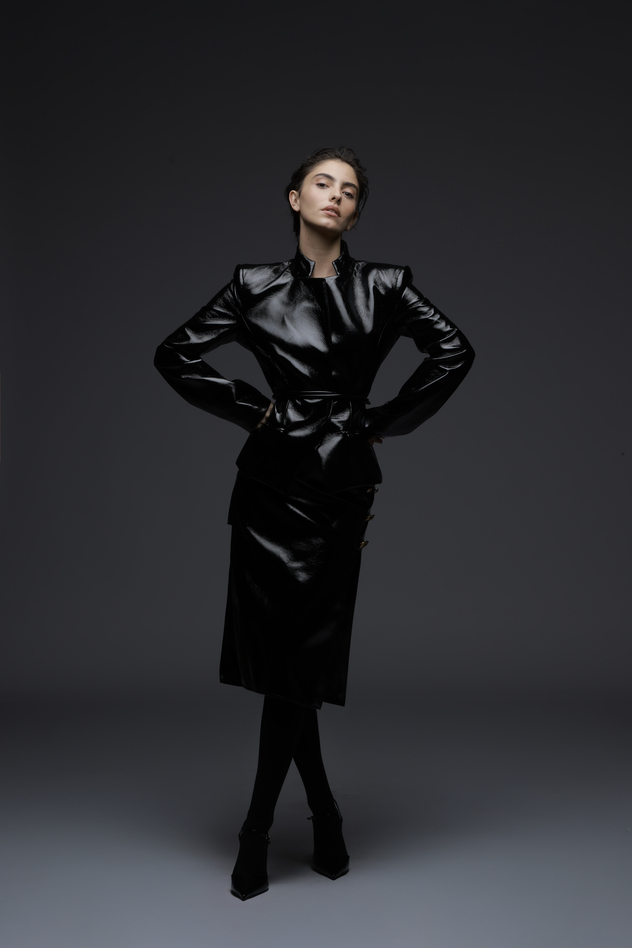 ז'קט וחצאית: אליזבטה פרנקי | נעליים: זארה (צילום: טל עבודי)