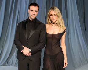 עם השמלה השקופה הזאת, אין סיכוי להתעלם מכוכבת הסדרה הכי לוהטת