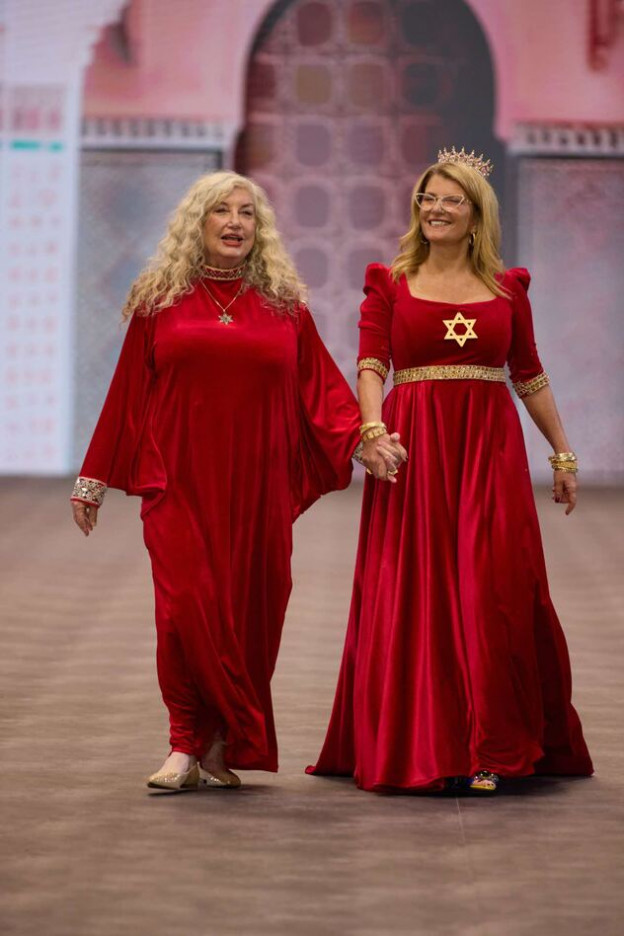 כשאימא וסבתא של עומר אדם עלו על המסלול בשמלות של שלומי דדון (צילום: עומרי רוזנגרט)