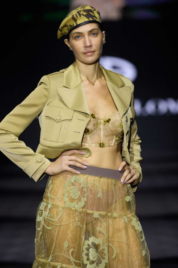 שילוב מושלם - מחוך ומעיל צבאי  (צילום: עומרי רוזנגרט)