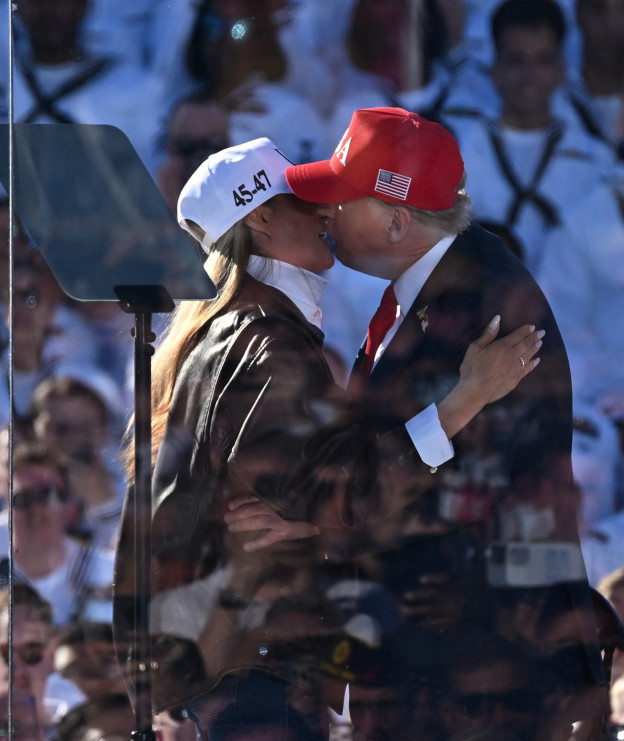 גם במקרה הזה קצת קשה להתנשק עם כובע (צילום: Alex WROBLEWSK לגטי אימג'ס)