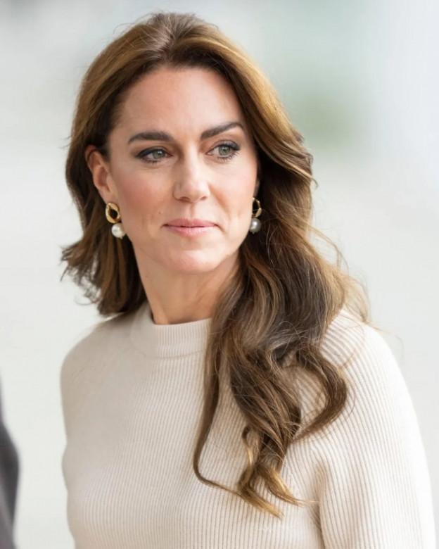 ככה בול עם עגילי פנינה (צילום: katemiddleton_fashion אינסטגרם)