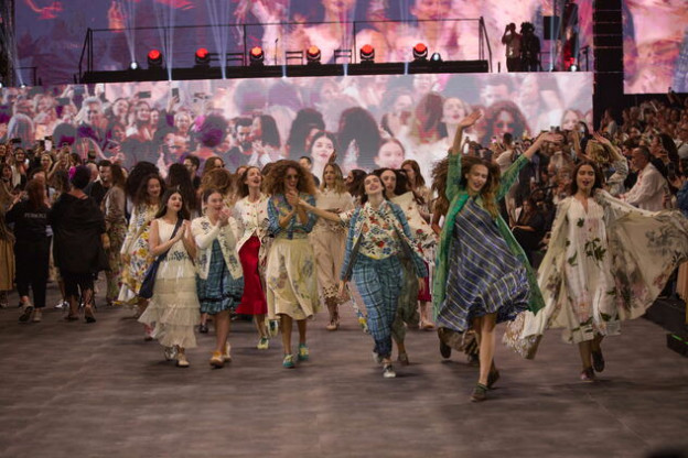 ההגדרה המילונית לתצוגה מרימה  (צילום: עומרי רוזנגרט)