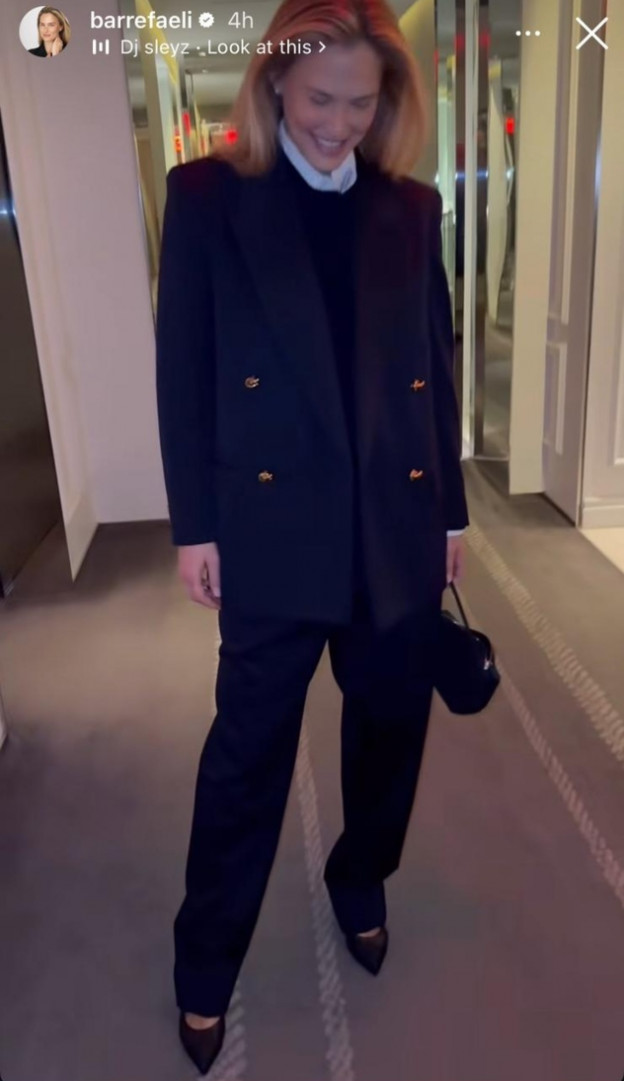 לוק מחויט אבל מגניב. הכל בול (צילום: אינסטגרם Bar Refaeli)