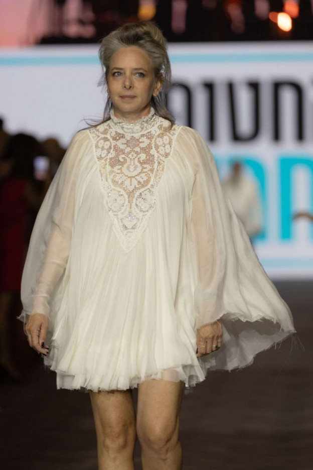 קרן שם. אימא של מיה שם צועדת בגאווה  (צילום: עומרי רוזנגרט)