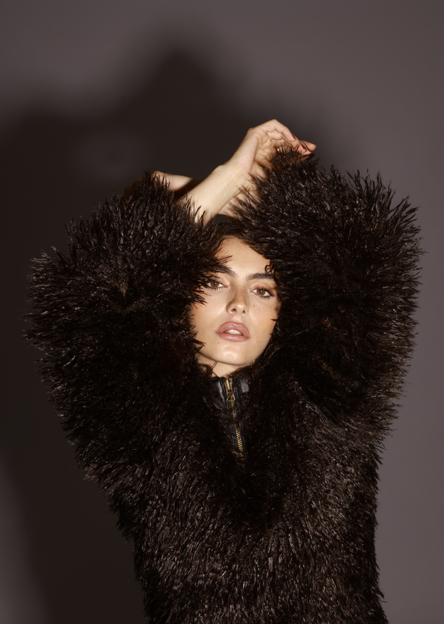 מעיל וחצאית: Bimba y Lola | מגפיים: זארה (צילום: טל עבודי)