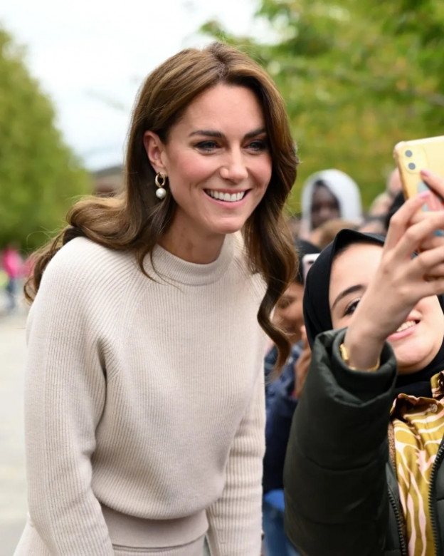 חליפת סריג שממש עושה לנו חשק (צילום: katemiddleton_fashion אינסטגרם)