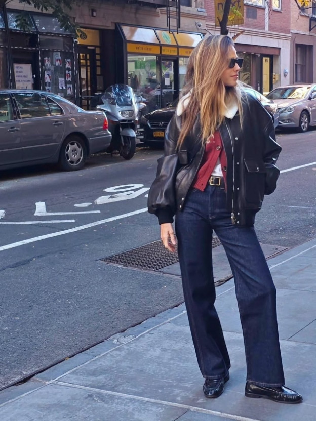 גם ג'ינס כהה זה טרנד רותח לעונה הקרבה (צילום: Rotem Sela אינסטגרם)