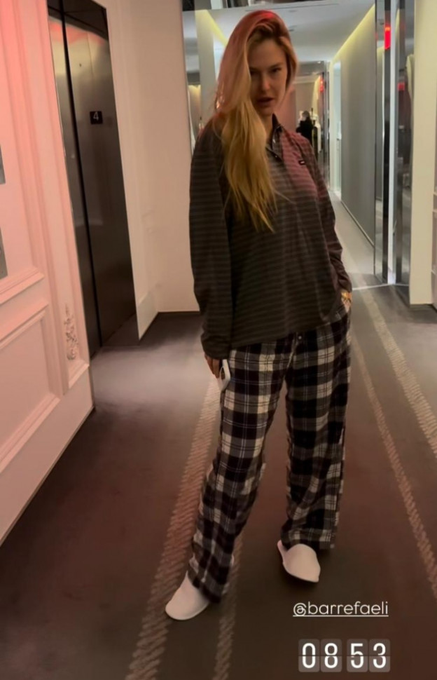אבל תודו שאפילו פיג'מה ונעלי בית נראים עליה פשוט מעולה (צילום: אינסטגרם Bar Refaeli)