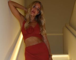 בביקיני לבן וסנדלי שאנל: ככה עוד לא ראינו את יוכי אפוליאון