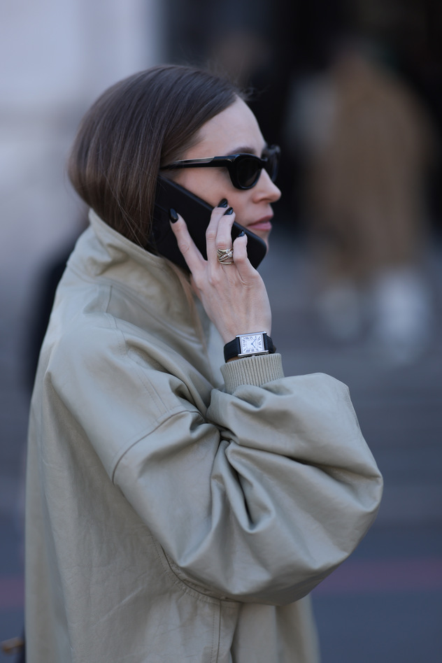 היא בדיוק מתקשרת למניקוריסטית (צילום: Jeremy Moeller/Getty Images)