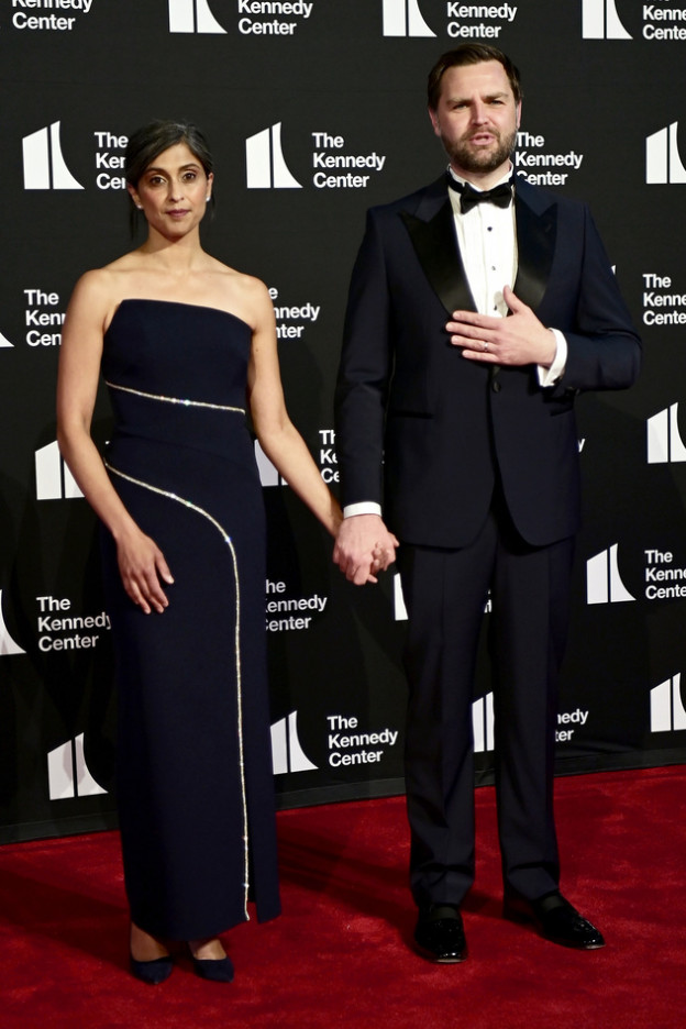 היא חובבת שמלות צמודות ולא מפחדת גם לחשוף כתפיים (צילום: Shannon Finney לגטי אימג'ס)