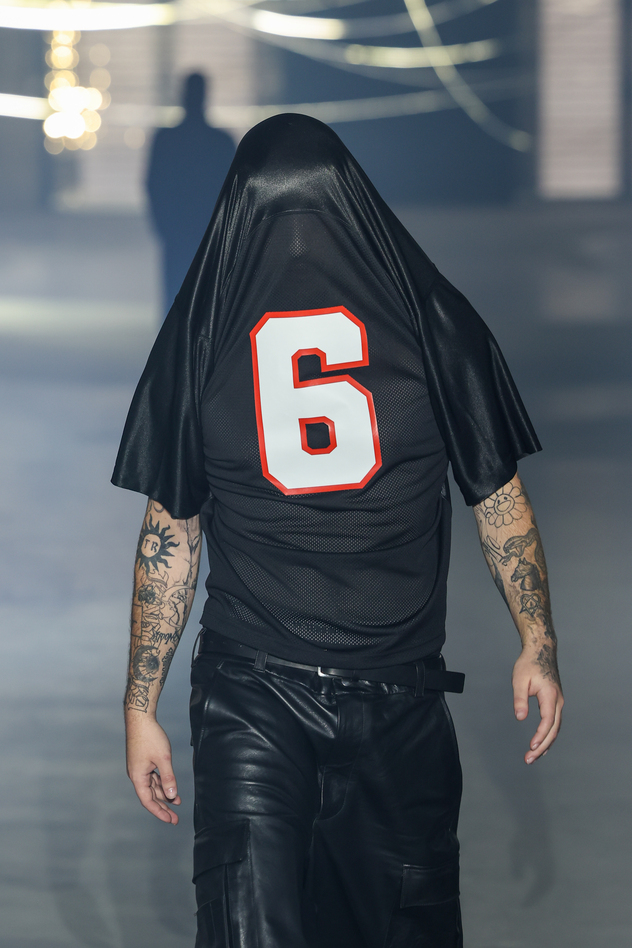 דרך מעניינת ללבוש חולצה (צילום: Peter White/Getty Images)