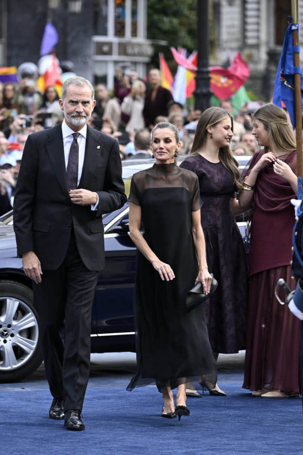 לטיסיה ופיליפ מגיעים עם הנסיכות לטקס (צילום: Carlos Alvarez לגטי אימג'ס)