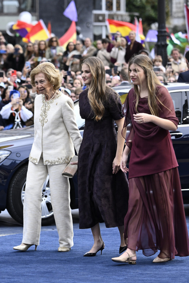 והבנות לגמרי הולכות בעקבותיה (צילום: Carlos Alvarez לגטי אימג'ס)