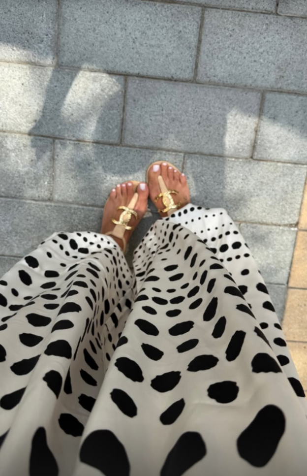 פולקה דוטס ושאנל. מה עוד צריך? (צילום: Yochi Apolyoun אינסטגרם)