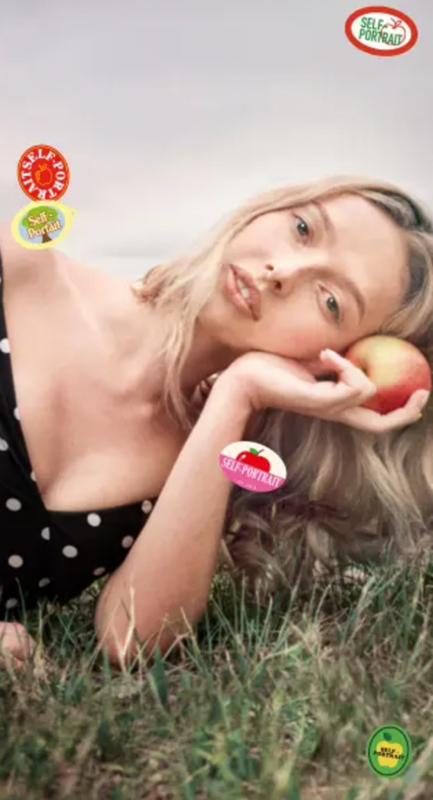כן, היא הצטלמה עם תפוח (צילום: Self-Portrait אינסטגרם)