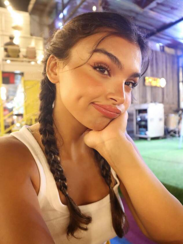 בגופייה לבנה ושתי צמות (צילום: alin_golan אינסטגרם)