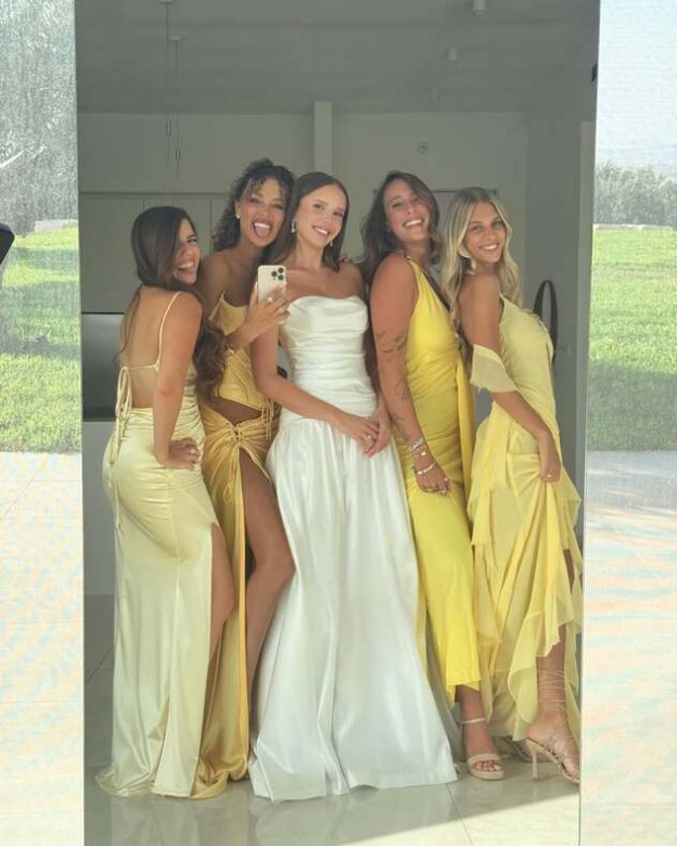 החברות השושבינות. באו לשמח כלה ביום חתונתה (צילום: Eden Fines אינסטגרם)