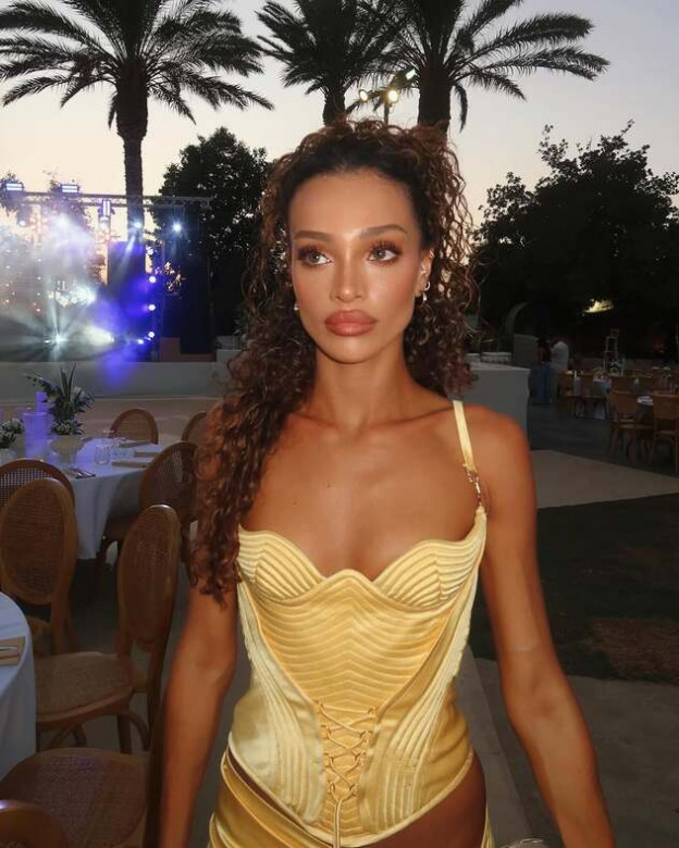 שושבינה צהובה למדי (צילום: Eden Fines אינסטגרם)