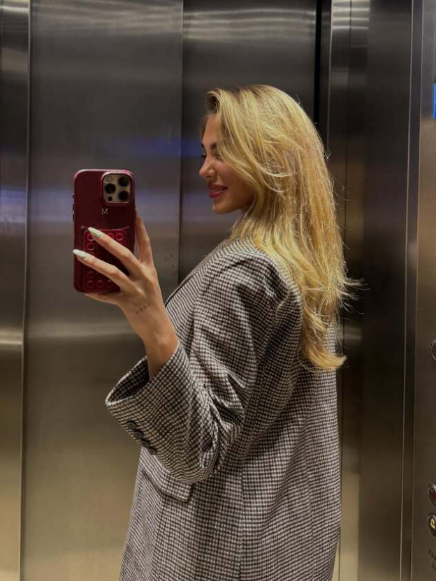 כמו שאנחנו מכירים את מאיה יש סיכוי טוב שיש לה ביקיני מתחת לבלייזר   (צילום: Maja Kravarusic אינסטגרם)