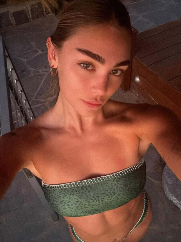 לא מוותרת על השיזוף  (צילום: Maja Kravarusic אינסטגרם)