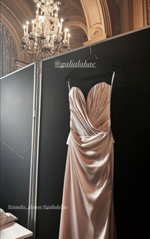 בחרה בשמלה כחול לבן של המעצבת הישראלית גליה להב (צילום: Rona-lee Shimon אינסטגרם)