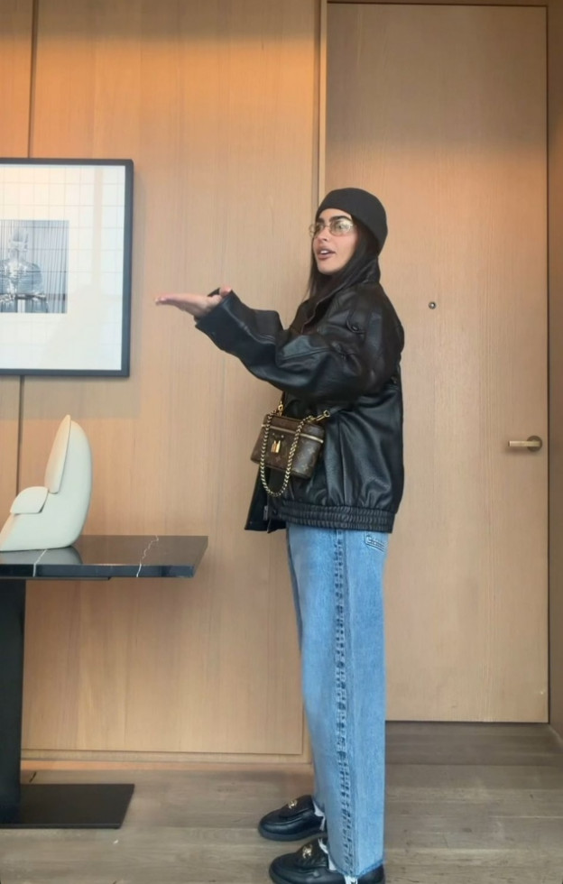 וכמובן תמיד עם תיק סופר שווה (צילום: SAPIR AVISROR אינסטגרם)