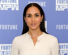 בתעשייה מאשימים: מייגן מרקל גנבה שמלה בשווי 5,500 שקלים מסט הצילומים