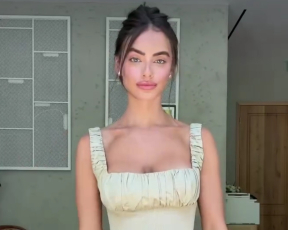 השמלה של יעל שלביה מהממת, והיא נמכרת עכשיו בחצי מחיר