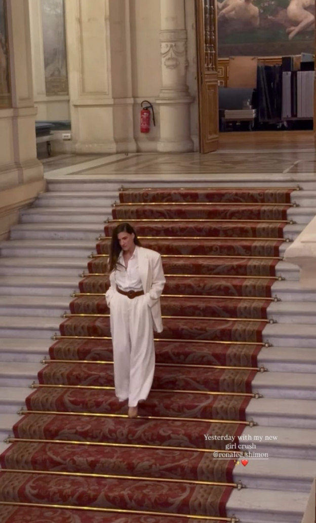 הייתה גם חליפה לבנה מרהיבה (צילום: Rona-lee Shimon אינסטגרם)