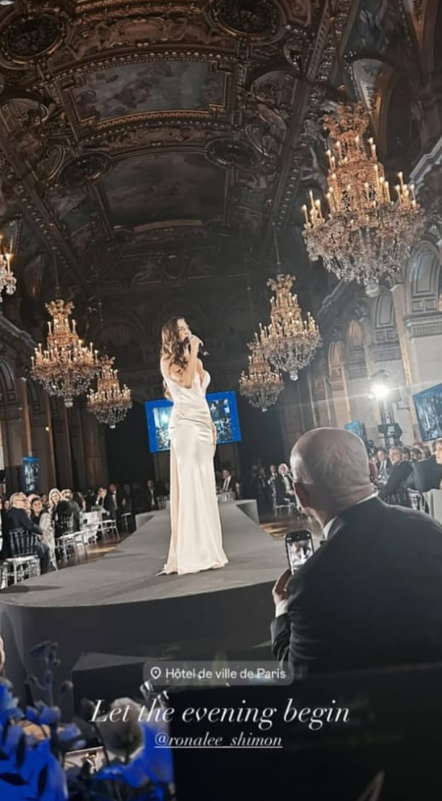 השמלה מחמיאה לה ביותר (צילום: Rona-lee Shimon אינסטגרם)