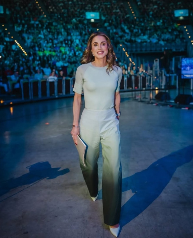 תודו שהמכנסיים זה משהו מיוחד (צילום: Royal Fashion Daily אינסטגרם)