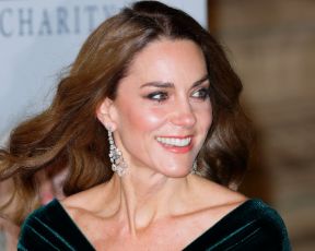 בשיער שופע ושמלת קטיפה צמודה: קייט חזרה לעצמה ובגדול