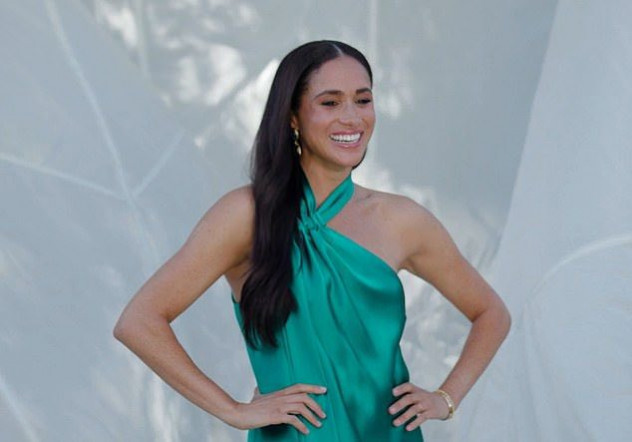 שמלת המריבה בימי "וראייטי" (צילום: אינסטגרם, variety)