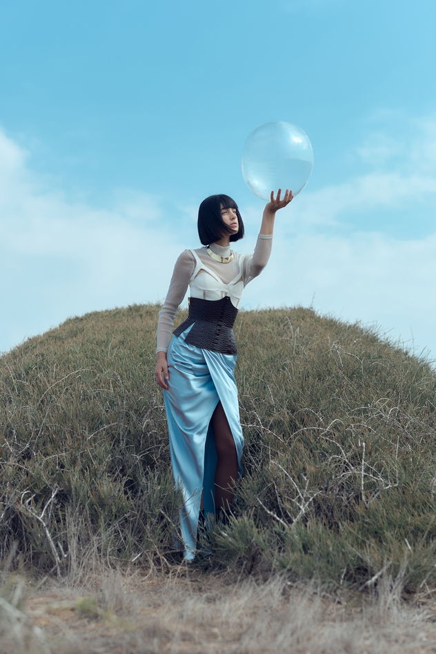 סטיילינג: נוי שמש. גופייה, חצאית וחגורת מחוך: אליזבתה פרנקי, סריג גולף: H&M, שרשרת: ברוריה (צילום: לימור צל גוזלן)