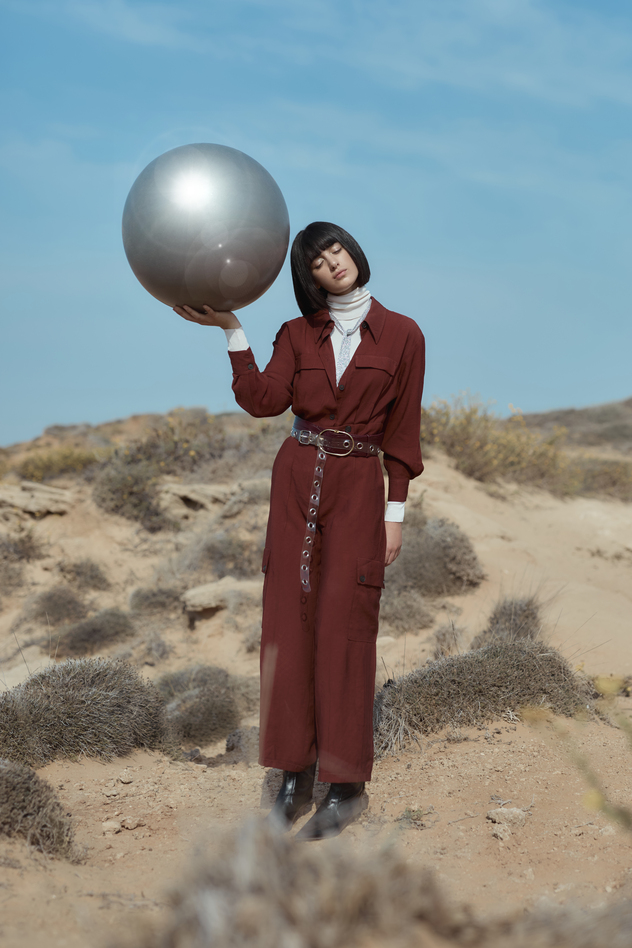 סטיילינג: אסתר. אוברול: מנגו, סריג ונעליים: זארה, חגורה: אליזבתה פרנקי, עגילים: ליידי מורגנה (צילום: לימור צל גוזלן)