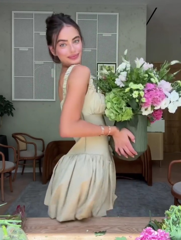 היא גם יודעת לסדר פרחים (צילום: אינסטגרם, yaelshelbia)