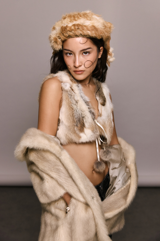 וסט פרווה, כובע ומעיל: Volver | ג'ינס: Diesel Israel (צילום: טל חמדי)