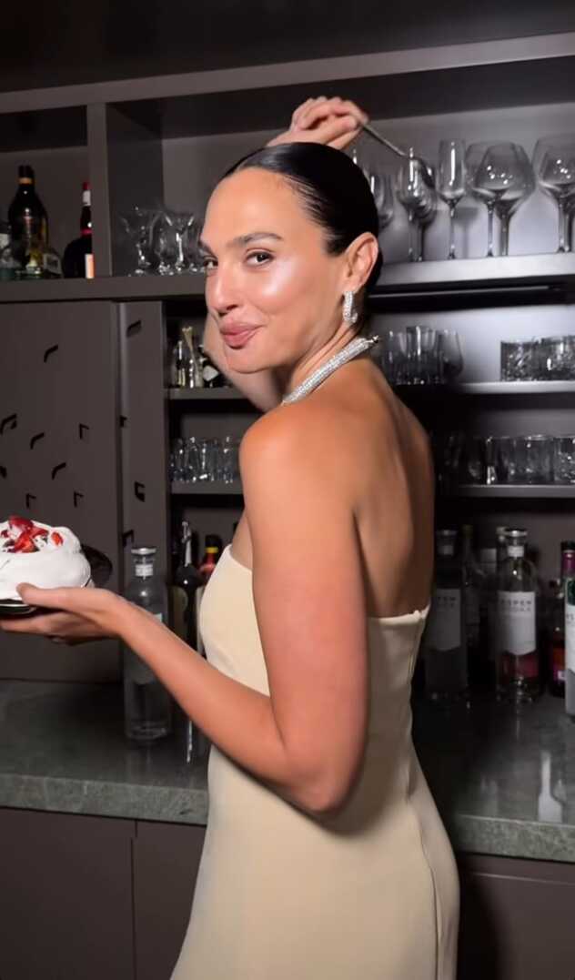 רוקדת עם כפית (צילום: אינסטגרם, gal_gadot)