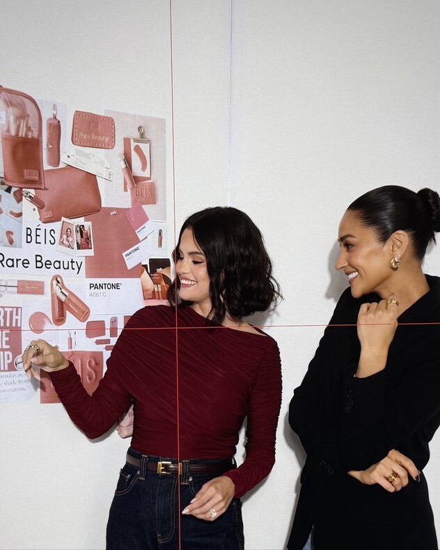 עם החברה והקולגה, שי מיטשל (צילום: אינסטגרם, beis)