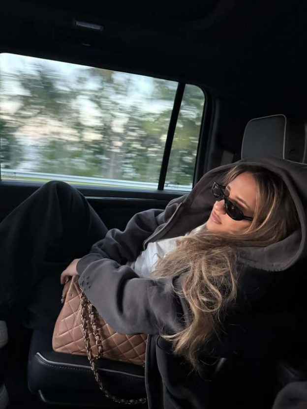 נחה בין הופעה להופעה (צילום: Eden Ben Zaken אינסטגרם)