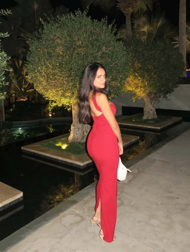 אין כמו שמלה אדומה אש כשאת מאוהבת (צילום: ortalamar אינסטגרם)