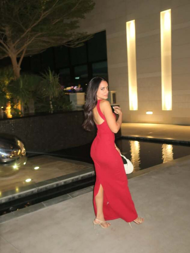 וברור שאנחנו נתעניין בשמלה שבחרה ללבוש (צילום: ortalamar אינסטגרם)