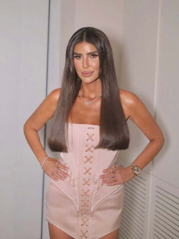 זרקה על עצמה משהו בקטנה - מיני, מחוך קשירות וסטרפלס (צילום: Einav Booblil | עינב בובליל אינסטגרם)