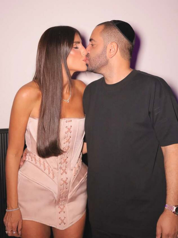 אלי הלך על לוק יותר קז'ואל (צילום: Einav Booblil | עינב בובליל אינסטגרם)