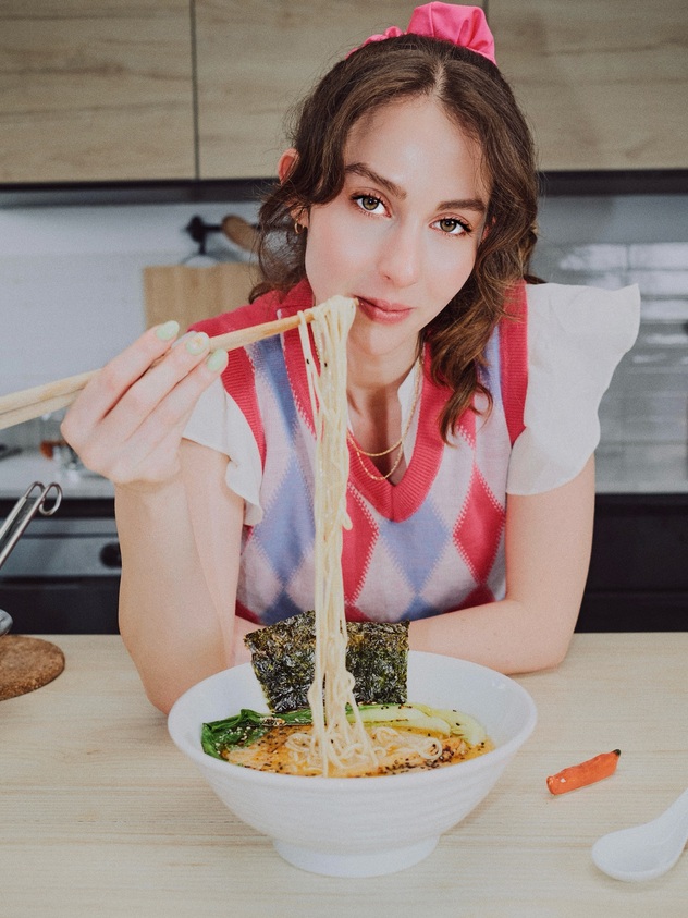 הדס והראמן שהכניס אותה לתוכנית (צילום: אינסטגרם, hadasbandel)