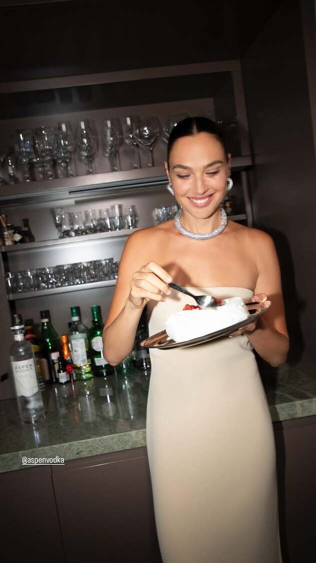 גם אנחנו שמחות ככה בנוכחות עוגה (צילום: אינסטגרם, gal_gadot)